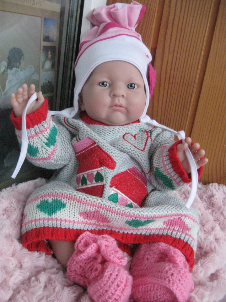 Маленькая Евочка любит наряжаться