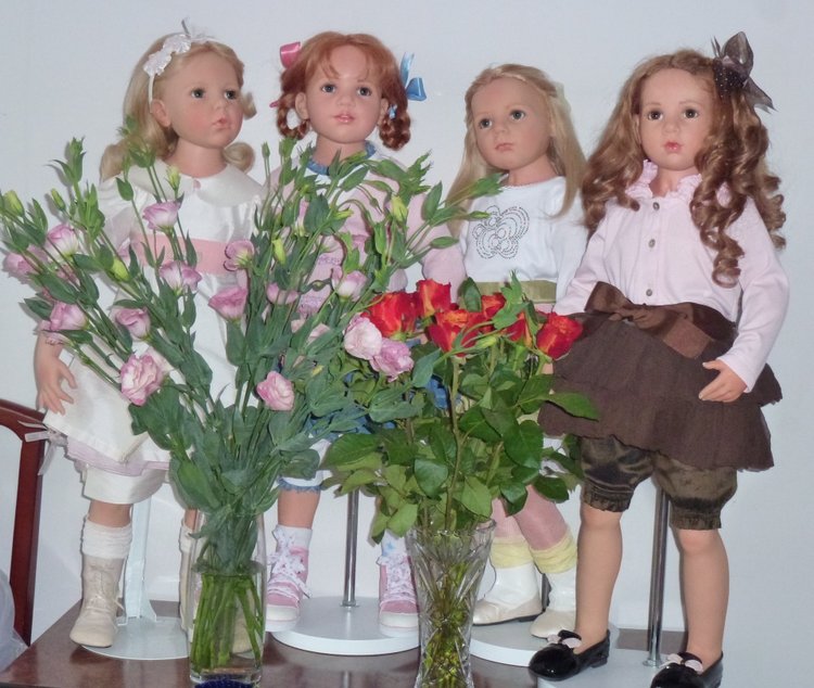 Живые цветы и куклы! С наступающим праздником