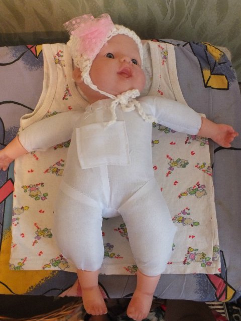 Мастер класс по пошиву комбинезончика для куклы из детской маечки