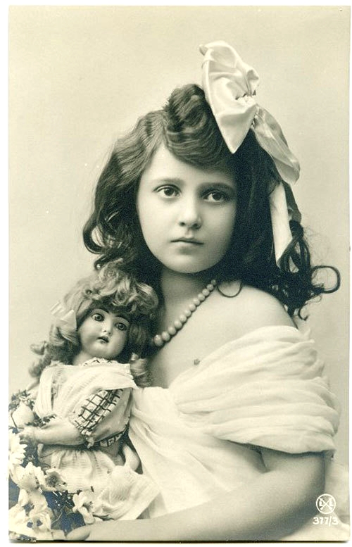 Я верю, что счастье сильнее смерти... Немного о куклах Генриха Хандверка