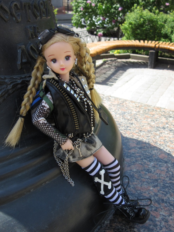 Первое мая. Сложно быть бунтарем, когда ты - милая девочка