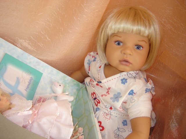 Куклы, воспитывающие девочек (It's me doll) от Family Company doll