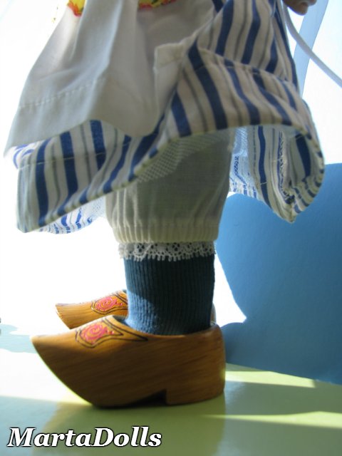 Сладкая парочка. Фарфоровые куклы от Донны Руберт в национальных народных голландских костюмах (фото 8)