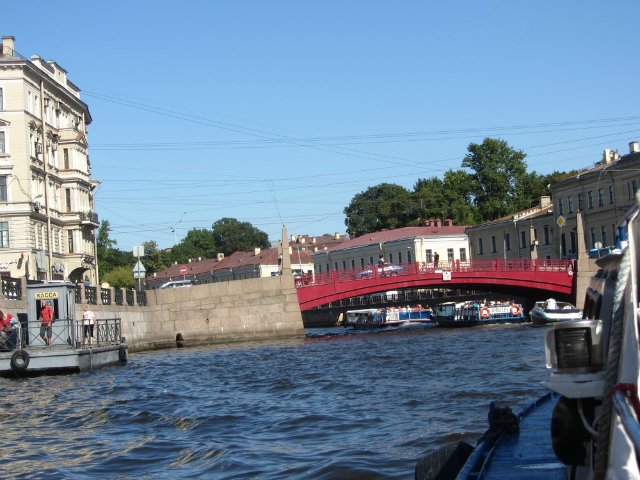 Приглашаем на водную экскурсию по Петербургу