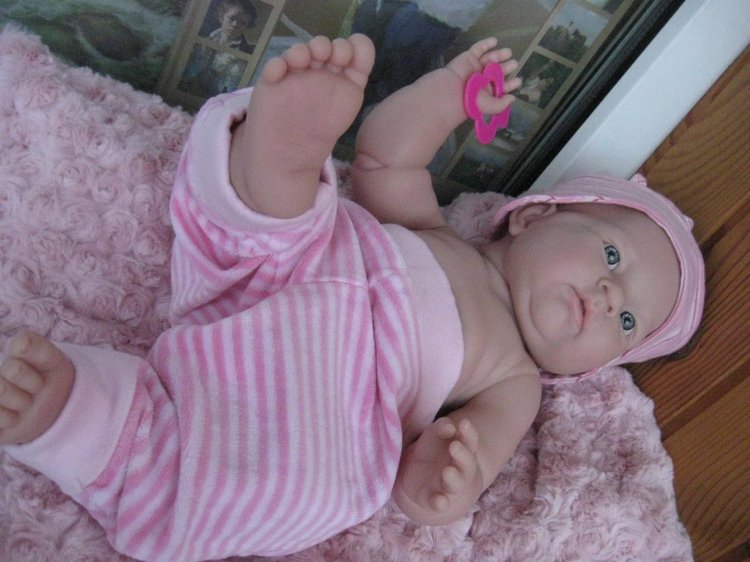 Маленькая Евочка любит наряжаться