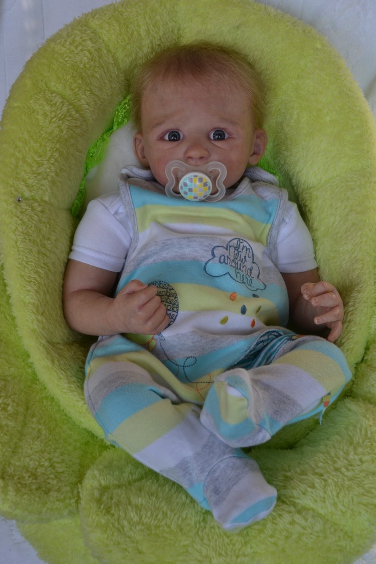 Малыш Moira с больным пальчиком