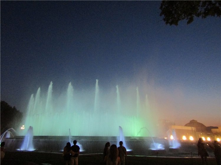 Шоу поющих фонтанов в Барселоне - окунемся с головой