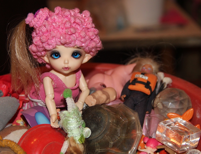 Ребенок всегда поможет разобрать игрушки (фото 2)