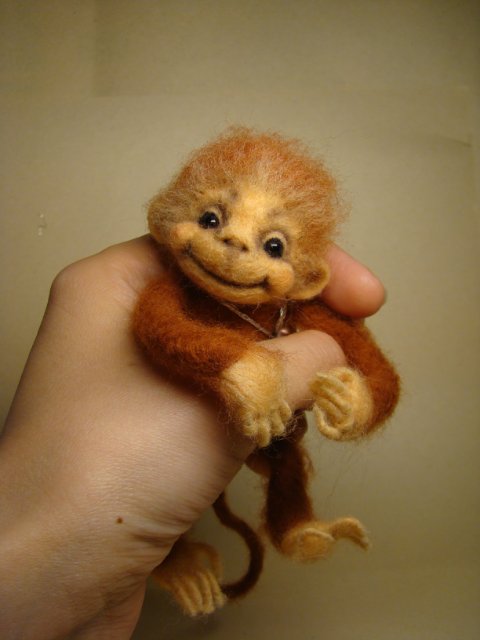 Предновогодняя мартышка. Авторская игрушка валянием из шерсти Ольги Чернухо (фото 9)