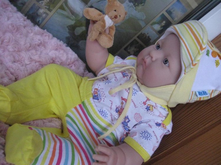 Маленькая Евочка любит наряжаться