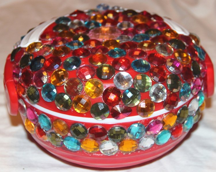 В подарок всем мастерицам сайта – идейка! Удобная, практичная, безопасная игольница – мастерим быстро. МК