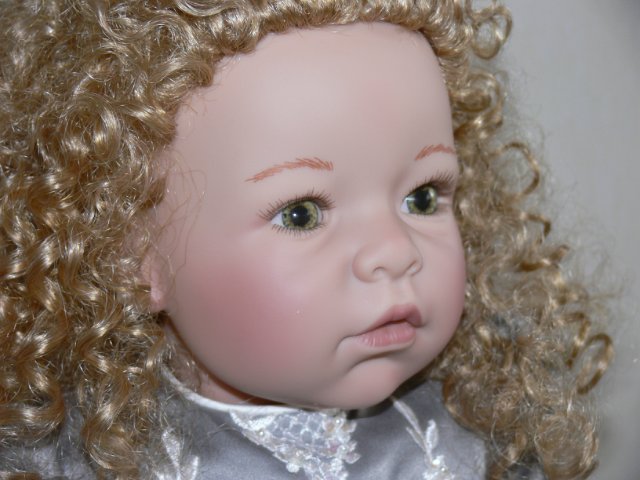 Необыкновенно красивая девушка Harvest Ball, Lee Middleton