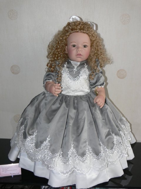 Необыкновенно красивая девушка Harvest Ball, Lee Middleton (фото 3)