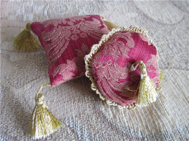 Комплект интерьерных подушек 1:6 и декорирование кукольного кресла (фото 8)