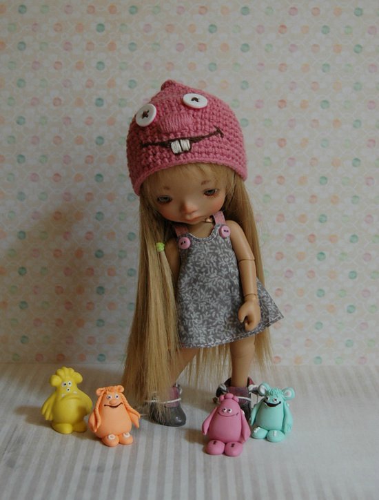 Малыши в смешных шапочках