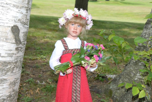 Мне березка нравится - ведь обе мы красавицы! Листья тихо шелестят, меж собою говорят