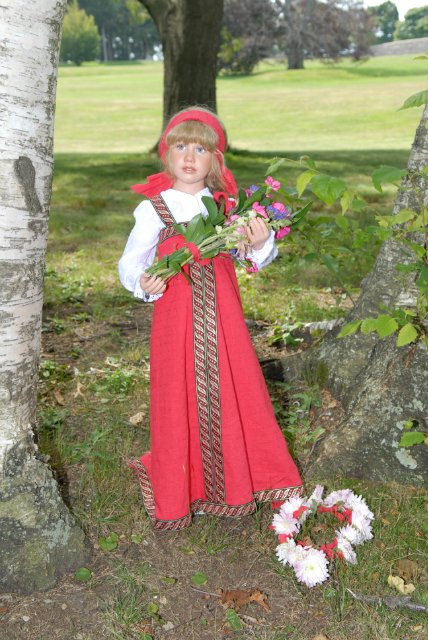 Мне березка нравится - ведь обе мы красавицы! Листья тихо шелестят, меж собою говорят