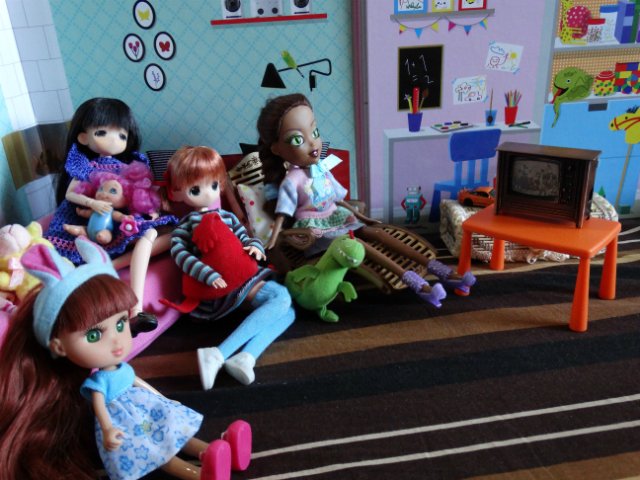 Хорошо, когда у мамы столько кукол и домик для них