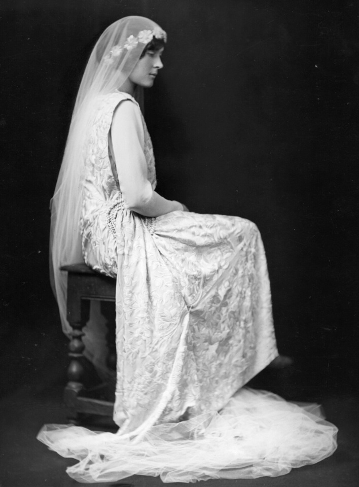 Как менялась мода на свадебные платья