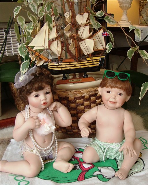 Два очаровательных фарфоровых малыша от Titus Tomescu, Ashton Drake