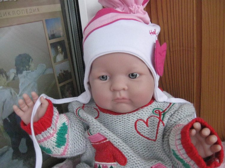 Маленькая Евочка любит наряжаться