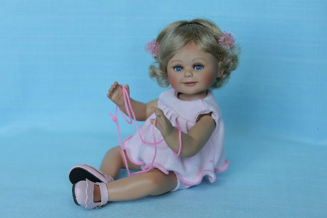 Фарфоровая кнопочка позирует на открытку! Габриела Мюллер для Мастерпис