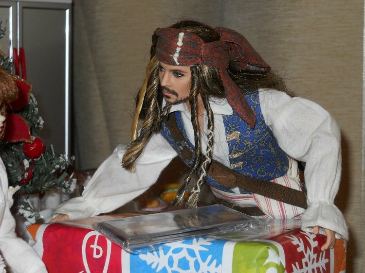 Как капитан Джек Воробей и девочка Момоко Деду Морозу помогали