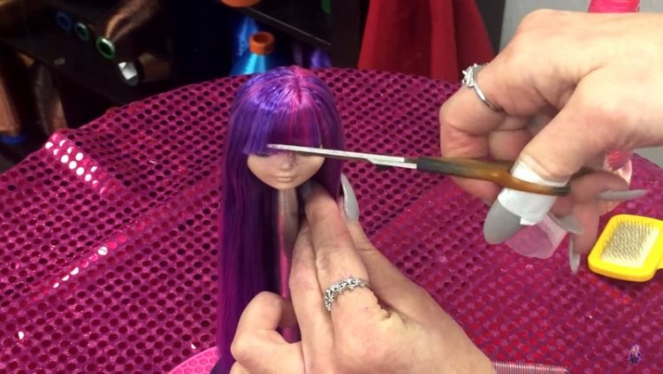 Выстригаем красиво чёлочку кукле (фото 10)