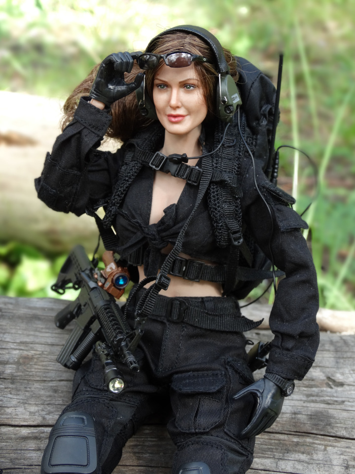 Вот какие бывают у девочек игры! Девушка-стрелок от VERYCOOL и шарнирная фигурка от figma