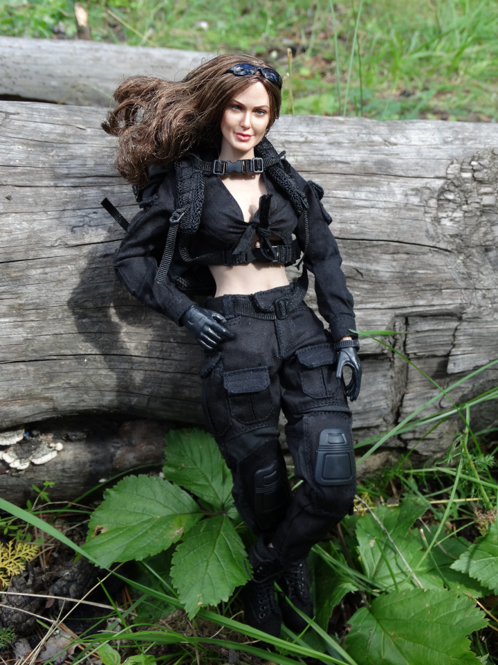 Вот какие бывают у девочек игры! Девушка-стрелок от VERYCOOL и шарнирная фигурка от figma