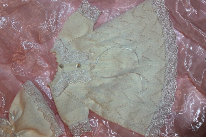 Вязаный комплект для маленькой куколки-принцессы (фото 3)