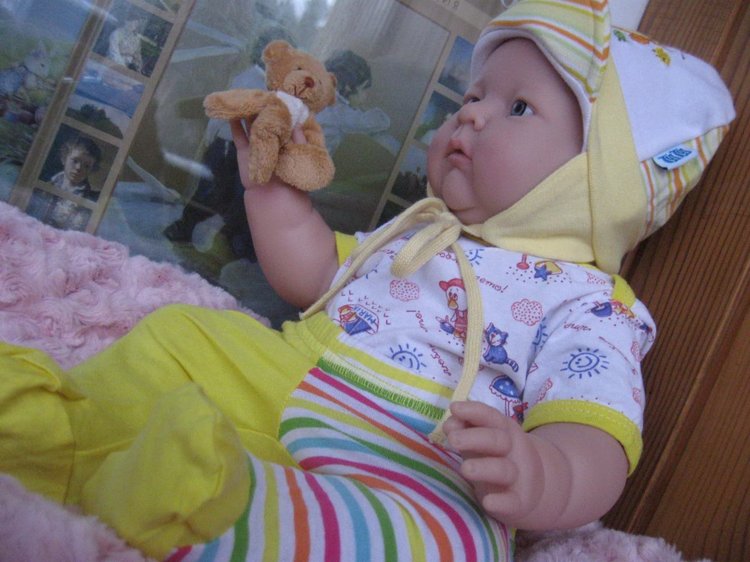 Маленькая Евочка любит наряжаться