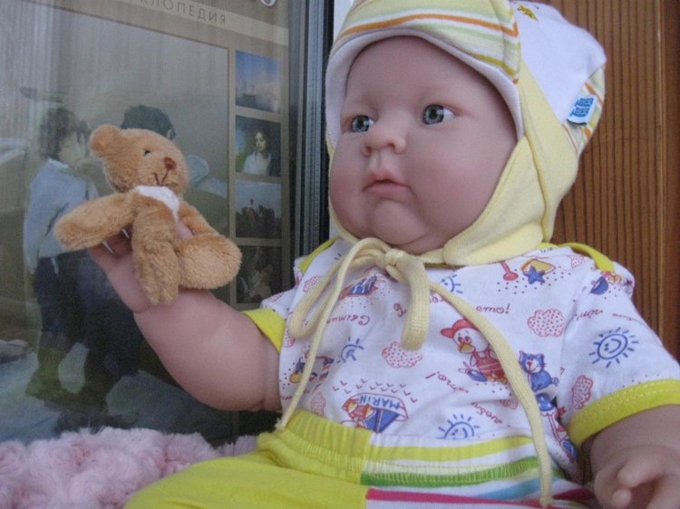 Маленькая Евочка любит наряжаться