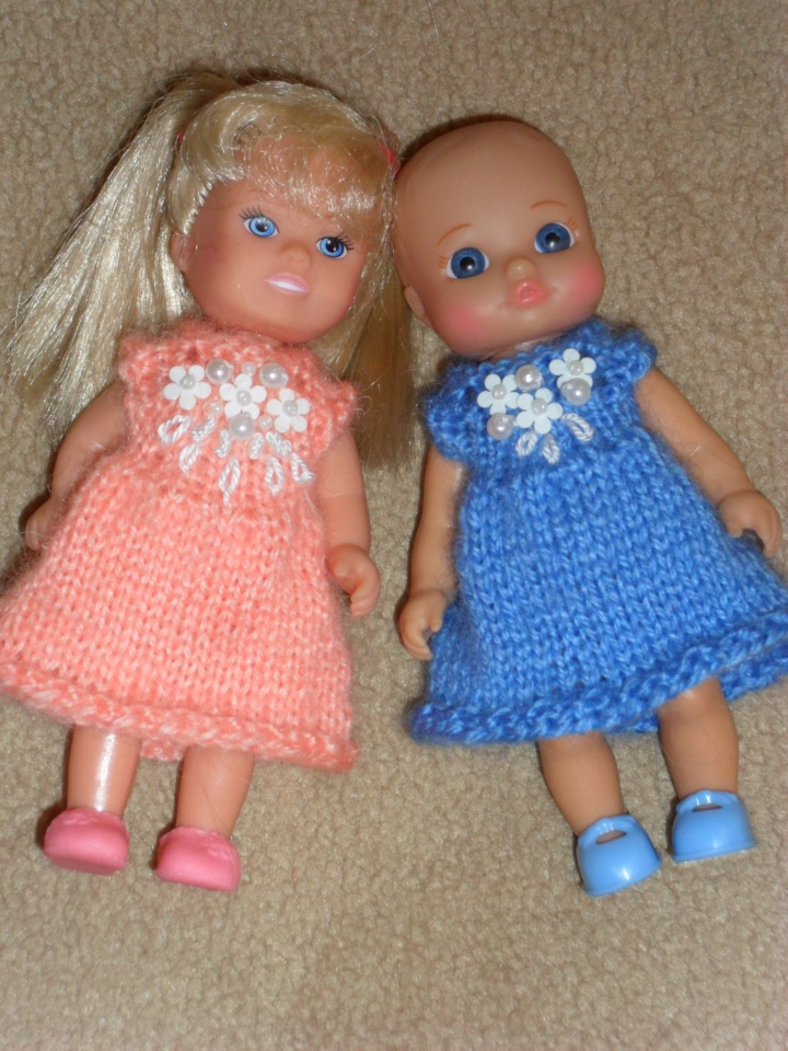 Даешь каждой мелочи по собственному платью! Платьица с вышивкой (фото 3)