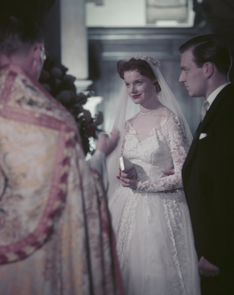 Как менялась мода на свадебные платья