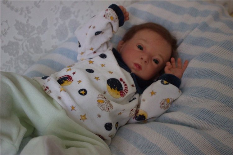 Маленькая пуговка Аделиночка