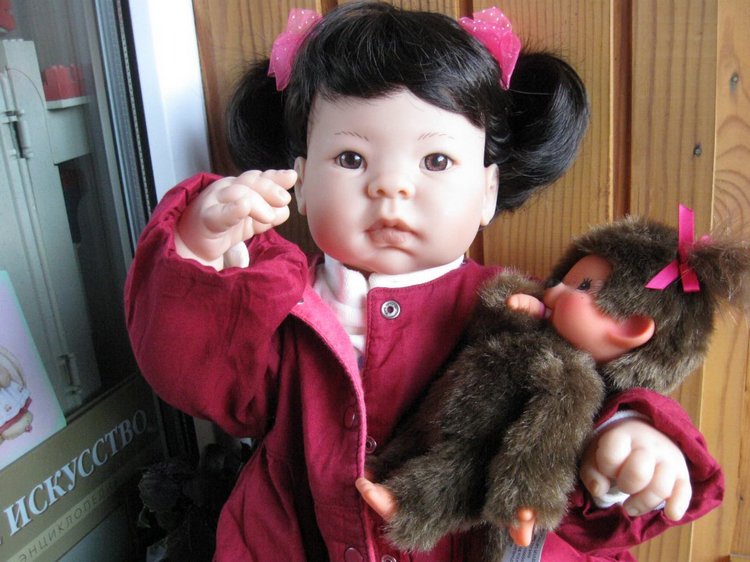 Азиаточка Миддлетончик и её любимые игрушки
