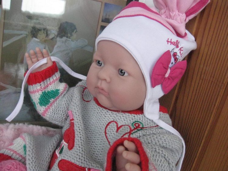 Маленькая Евочка любит наряжаться