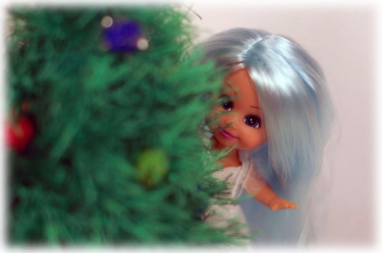 А у любопытной Дуськи на ёлке чуть зайца не увели