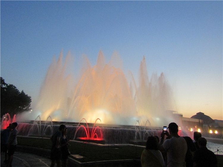 Шоу поющих фонтанов в Барселоне - окунемся с головой