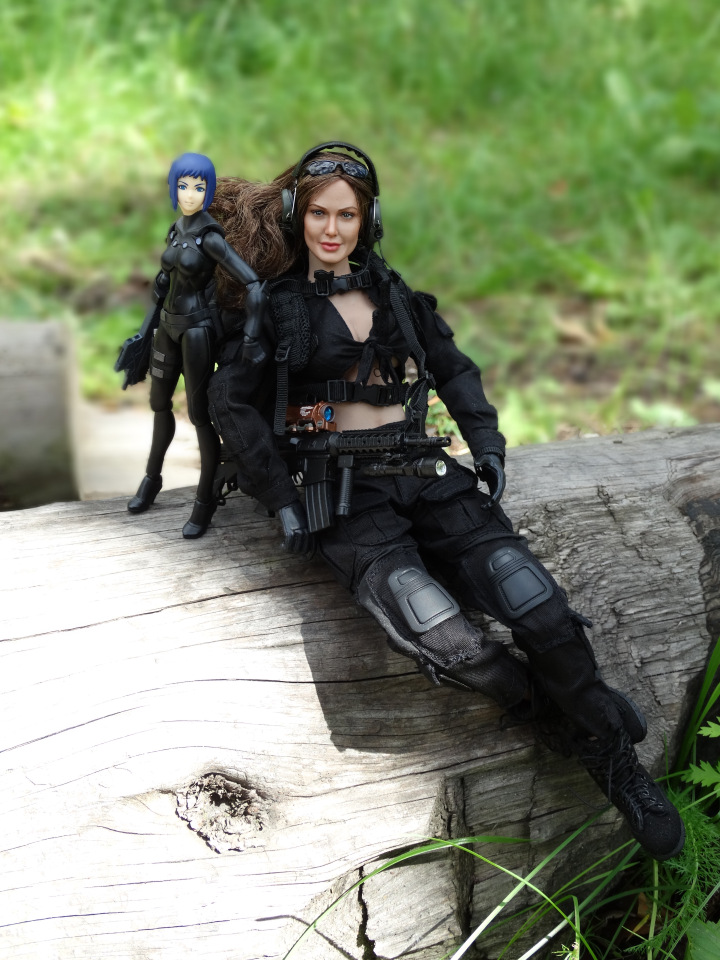 Вот какие бывают у девочек игры! Девушка-стрелок от VERYCOOL и шарнирная фигурка от figma