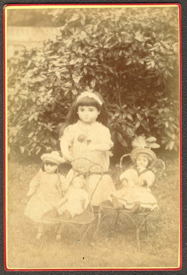 Cтаринные фотографии девочек с куклами