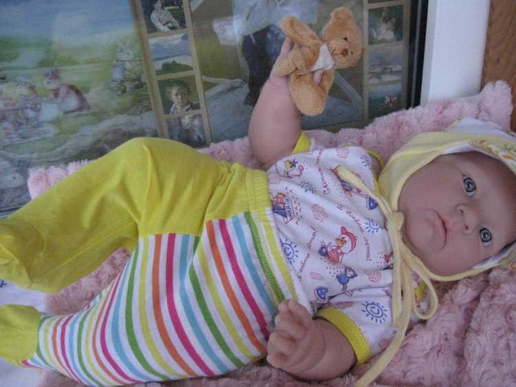 Маленькая Евочка любит наряжаться