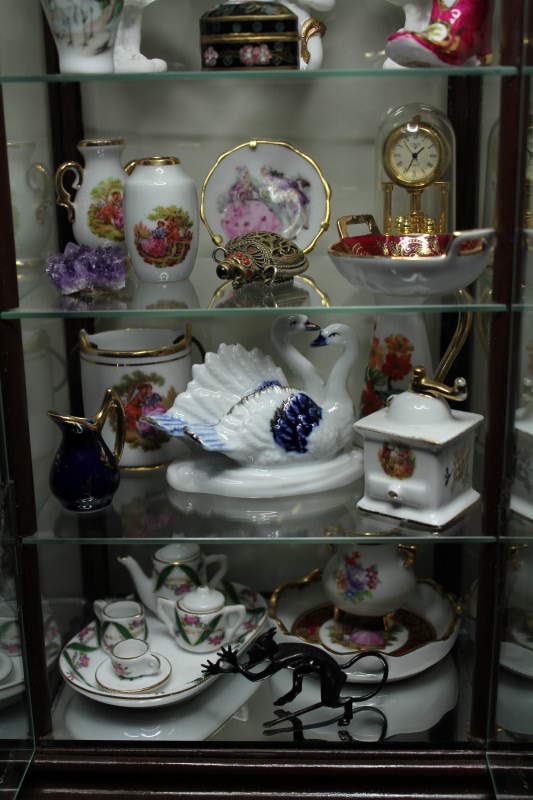 Шкаф-витрина с французским фарфором (фото 7)