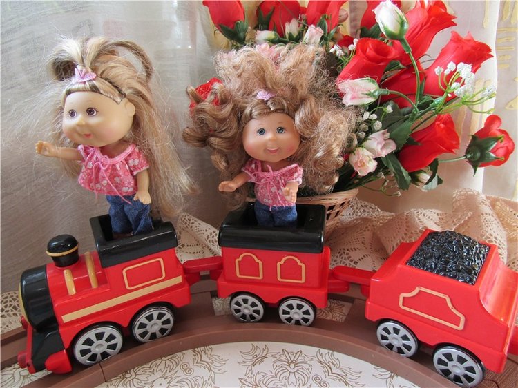 Под весёлый стук колёс мчит по рельсам паровоз. Дым пуская на лету, паровоз гудит: ту – ту (фото 7)