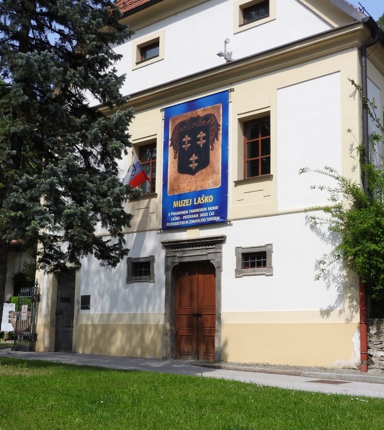 Словения, Светланка и маленький «герой» в одном ботинке