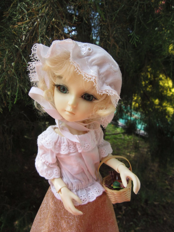 По дороге летним днём Магдалена шла с чепцом