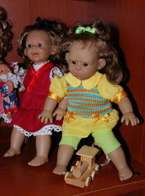 Куклы на полочке — Характерные испанские куклы: пупсы с мимикой