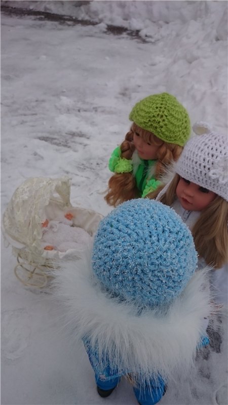 Мы в костюмчиках стоим,скоро Вас мы навестим!Открывайте ворота,выбегает детвора