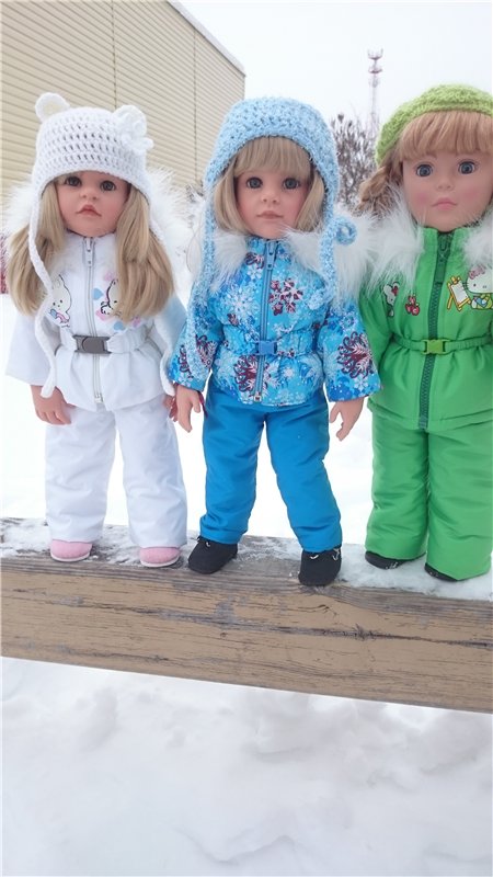 Мы в костюмчиках стоим,скоро Вас мы навестим!Открывайте ворота,выбегает детвора